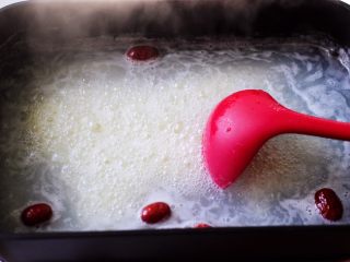 8、双色红薯糯米粥,大火继续炖煮至米汤汁,变得越来越粘稠时。