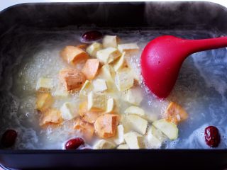 9、双色红薯糯米粥,放入切块的双色红薯。