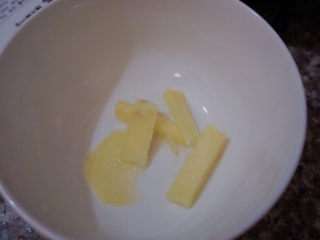 1、蛤蜊冬瓜汤,先将姜片切成丝