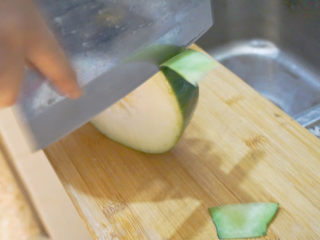 3、蛤蜊冬瓜汤,先将冬瓜去皮