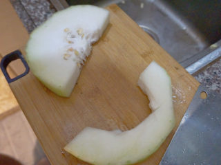 4、蛤蜊冬瓜汤,冬瓜先切成两半，将冬瓜籽去掉