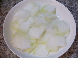 6、蛤蜊冬瓜汤,将冬瓜切成薄片放着备用