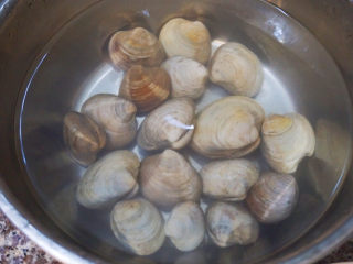 9、蛤蜊冬瓜汤,后洗干净捞进锅内冷水煮沸