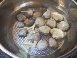 10、蛤蜊冬瓜汤,加入姜片