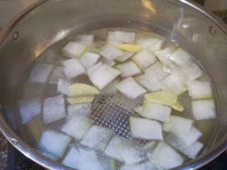 13、蛤蜊冬瓜汤,冷水下锅，加入冬瓜、姜丝