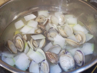 15、蛤蜊冬瓜汤,大火焖煮10分钟