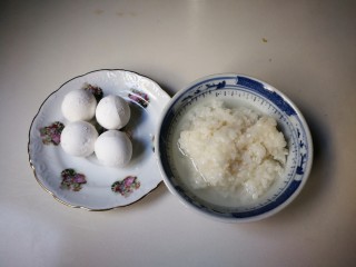 1、酒酿汤圆,准备好酒酿，黑芝麻汤圆