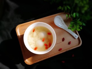 10、酒酿汤圆,放入碗中咬一口汤圆好香，一定要慢点吃，防止烫嘴