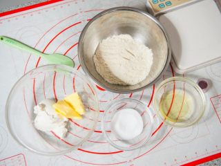 1、马卡龙,准备好所有材料，杏仁粉和糖粉混合过筛