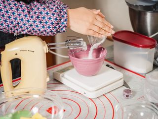 3、马卡龙,分三次加入白砂糖