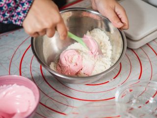 6、马卡龙,先取三分之一加入tpt中，第一次不需要很温柔