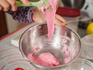 8、马卡龙,最后一次加入蛋白，搅拌至丝带状就可以了