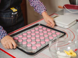 12、马卡龙,用力敲几下，振出气泡