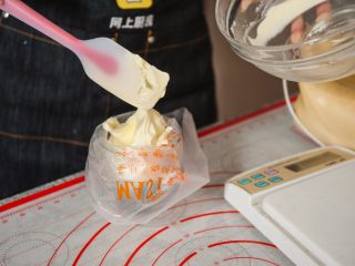 24、马卡龙,装入裱花袋