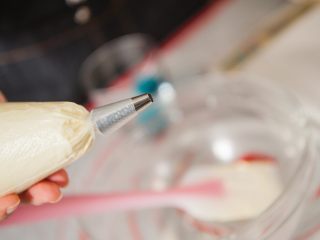 25、马卡龙,用的惠尔通小圆头花嘴，放入冰箱冷藏备用