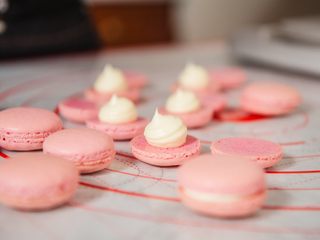 27、马卡龙,其中一片挤上奶酪馅