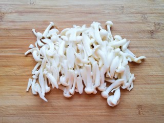 2、白玉菇鸡蛋汤,切成片。