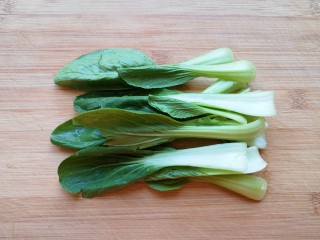 3、白玉菇鸡蛋汤,青菜洗干净。