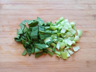 4、白玉菇鸡蛋汤,切碎。