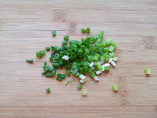 6、白玉菇鸡蛋汤,小葱切成葱花。