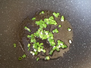 7、白玉菇鸡蛋汤,炒锅内倒适量的食用油烧热，下入葱花炝香。