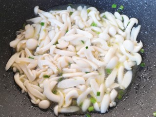8、白玉菇鸡蛋汤,下入白玉菇翻炒至出水。