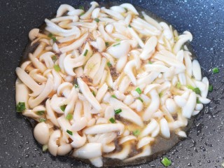 9、白玉菇鸡蛋汤,加入生抽翻炒均匀。