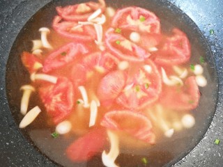 11、白玉菇鸡蛋汤,加水烧开。