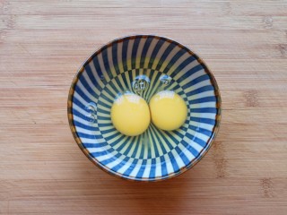 13、白玉菇鸡蛋汤,鸡蛋打散。