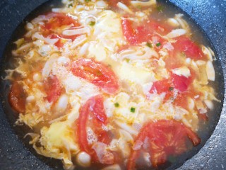 15、白玉菇鸡蛋汤,小火烧开。