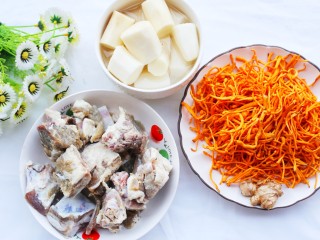 1、养生滋补的虫草山药排骨汤,????准备材料????：排骨半斤、山药一根、虫草200g。