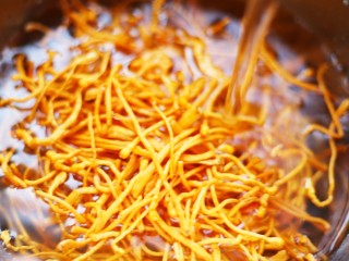 5、养生滋补的虫草山药排骨汤,虫草清洗干净。