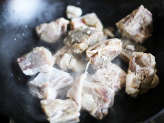 6、养生滋补的虫草山药排骨汤,将排放入锅中。