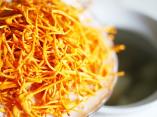 11、养生滋补的虫草山药排骨汤,加入虫草。