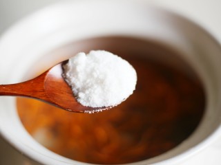 14、养生滋补的虫草山药排骨汤,出锅前加盐调味即可食用。