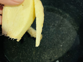 2、春笋排骨汤,锅里加清水，把姜切片放入；