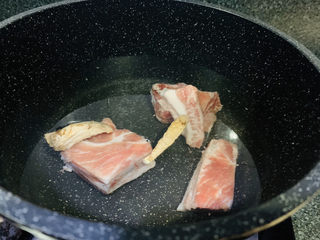 4、春笋排骨汤,排骨冷水上锅；