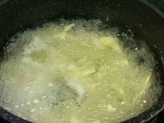 12、春笋排骨汤,再起一锅水，加点盐，把春笋放进锅内，灼水，去涩味；