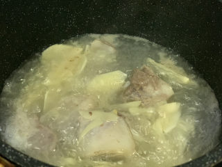 17、春笋排骨汤,盖住锅盖，先大火煮沸，然后转中小火慢熬；