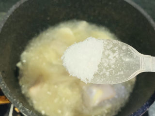 18、春笋排骨汤,大概半小时左右，汤汁呈乳白色，加少许盐，提味；