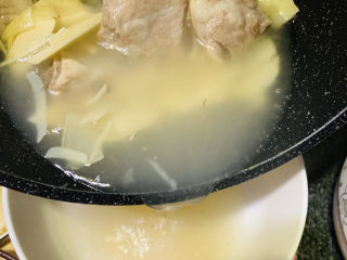 19、春笋排骨汤,加少许老酒，就可以出锅了；