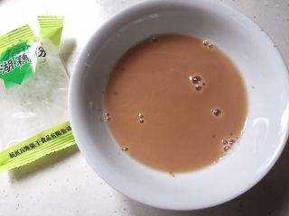 3、快手小食 酒酿圆子,藕粉用水调开