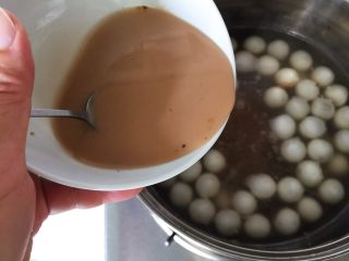 4、快手小食 酒酿圆子,随后倒入锅中