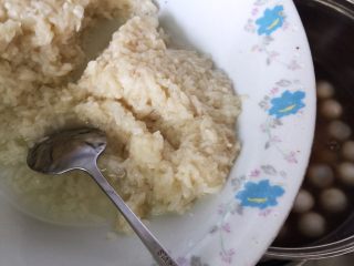 6、快手小食 酒酿圆子,加入酒酿，稍加搅拌