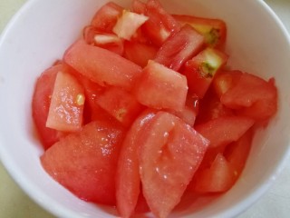 6、番茄金针菇豆腐汤,切碎。