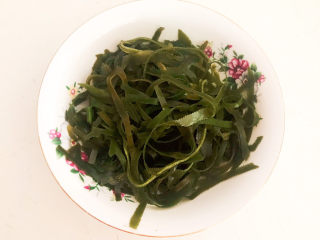 2、韩国海带汤,把海带切成丝