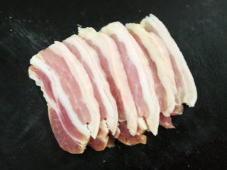 5、韩国海带汤,把五花肉切成厚片