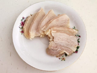 7、韩国海带汤,把焯好的五花肉捞出来