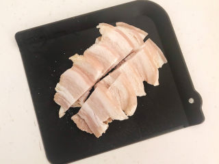 8、韩国海带汤,把焯好的五花肉从中间切开