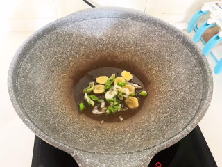 13、韩国海带汤,炒锅烧热后加入大豆色拉油，油烧热后加入葱姜，炒出香味